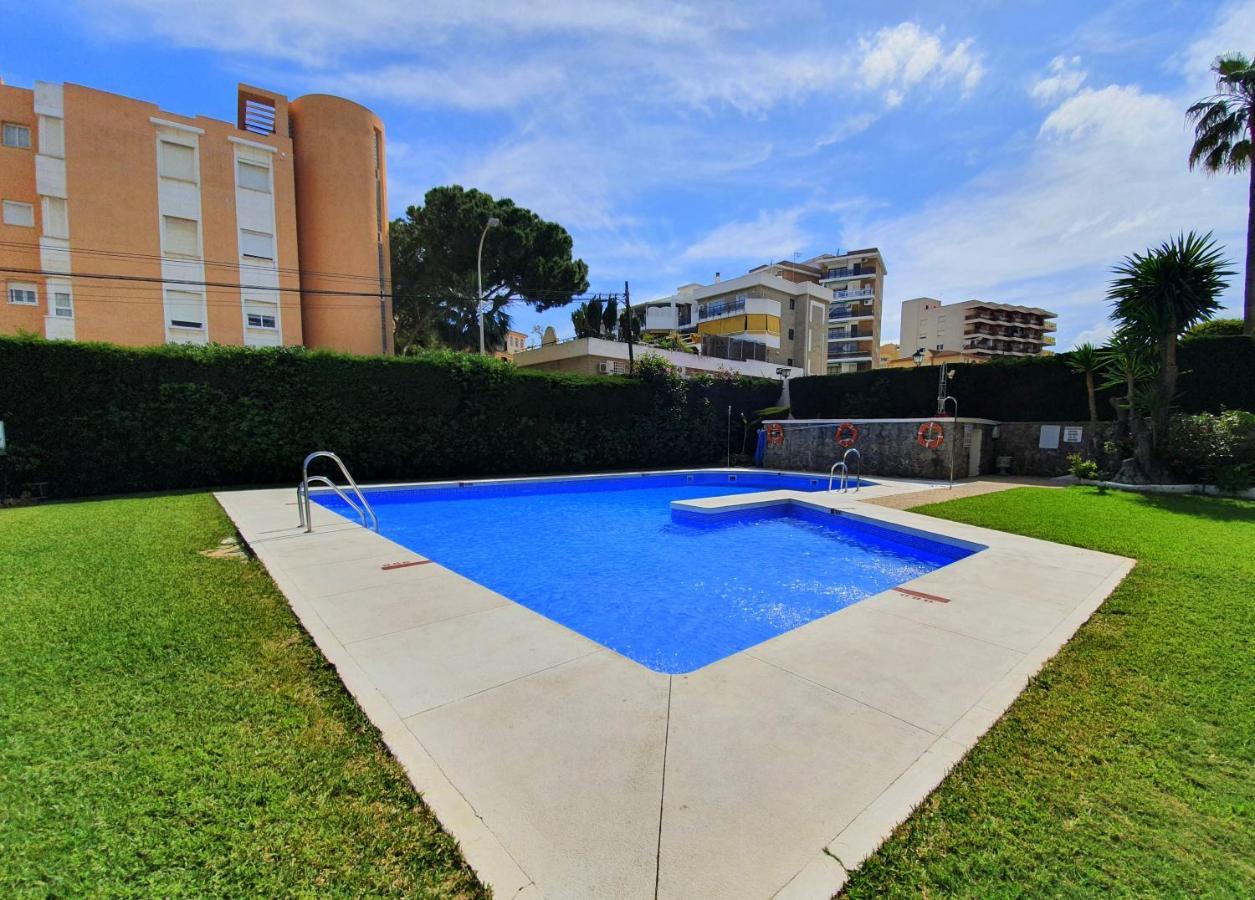 Acogedor En La Carihuela Con Plaza De Garaje Garantizada! Sol Montemar Apartment Torremolinos Bagian luar foto
